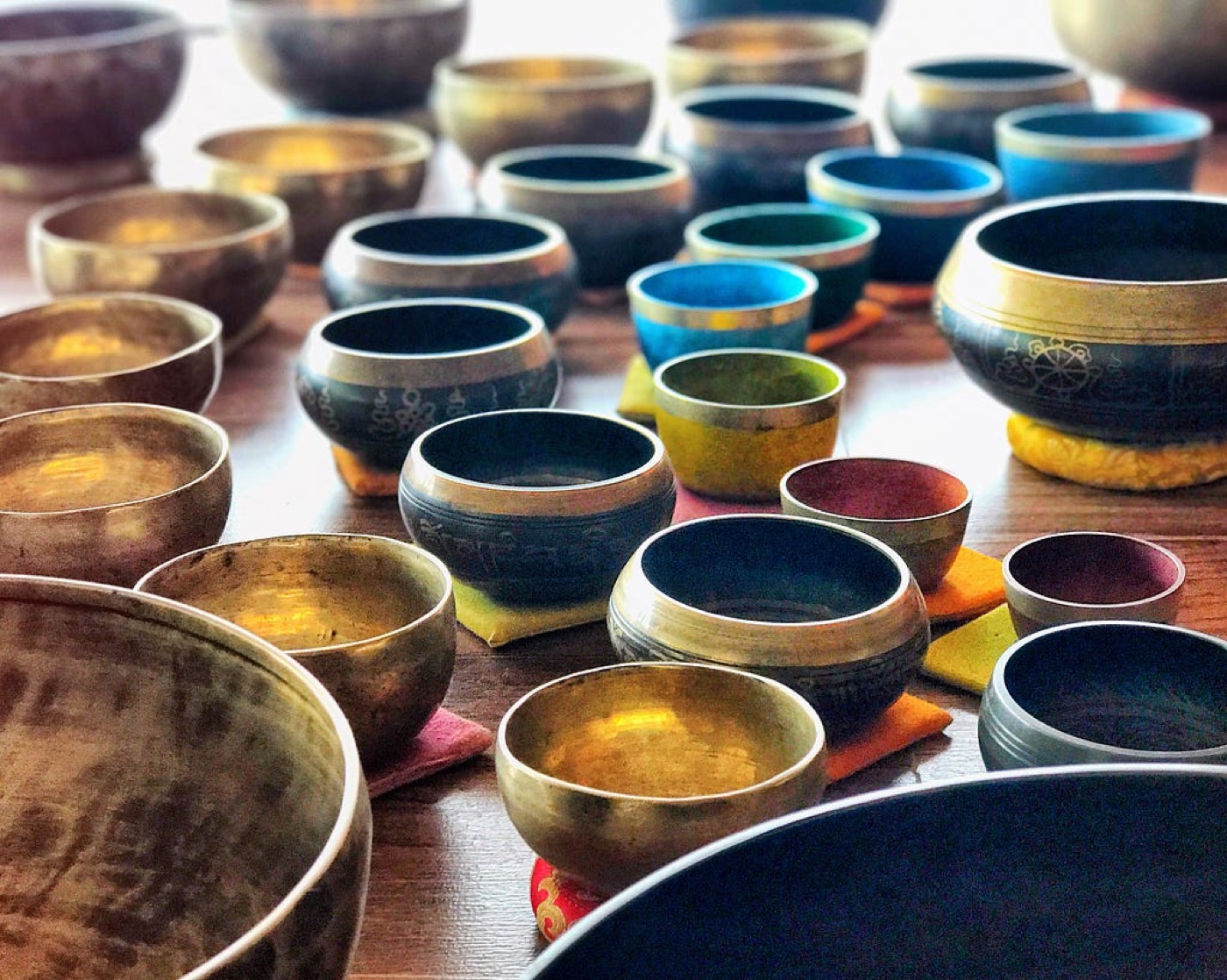 Rows of Tibetan singing bowls on a table